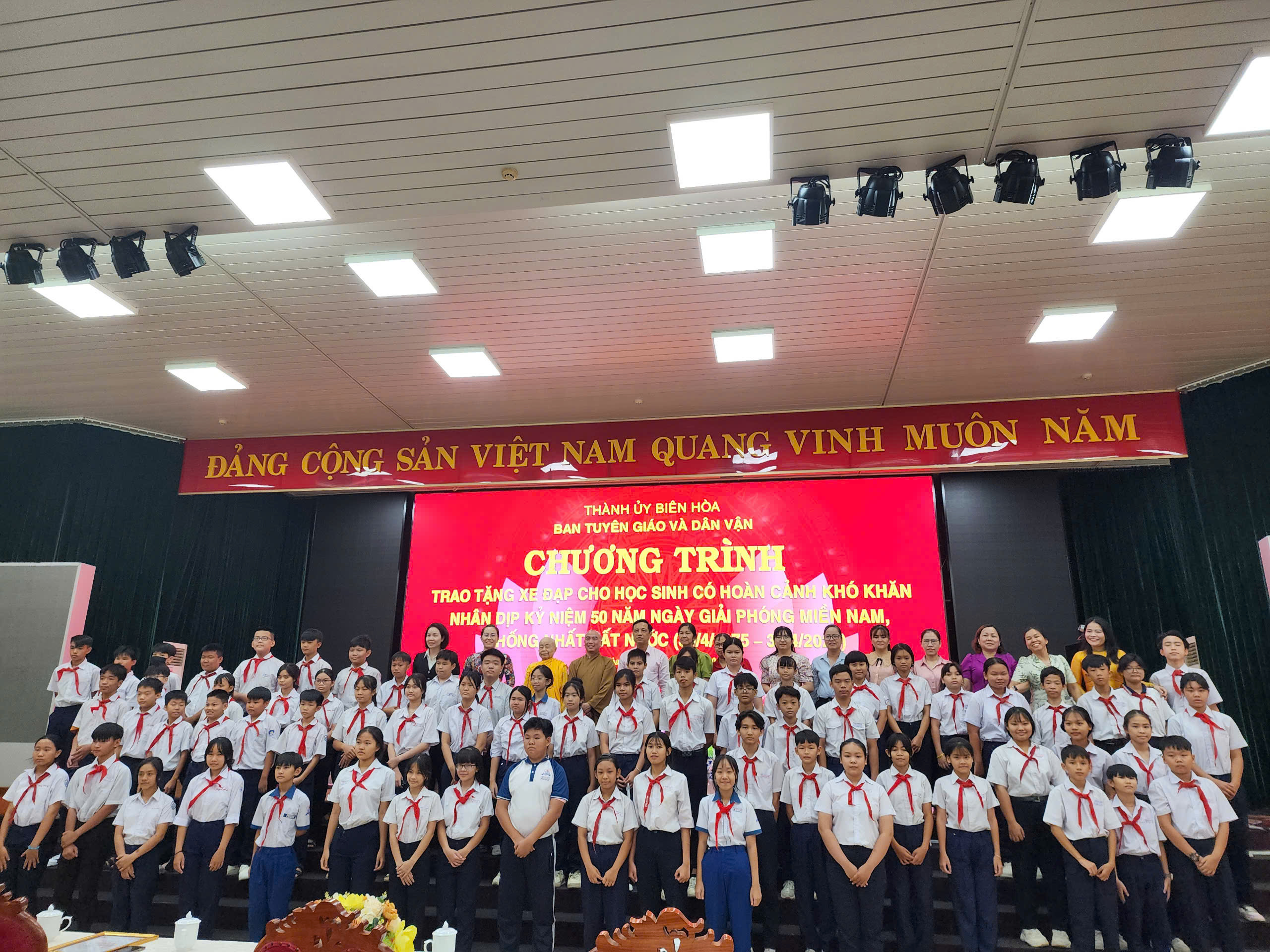Ban Tuyên giáo và Dân vận Thành ủy trao tặng 100 xe đạp cho học sinh hiếu học có hoàn cảnh khó khăn
